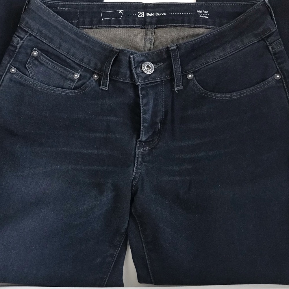 Levi’s Jeans bold curve Mid-rise skinny Jeans Size 28 will fit a size 4 NWOT